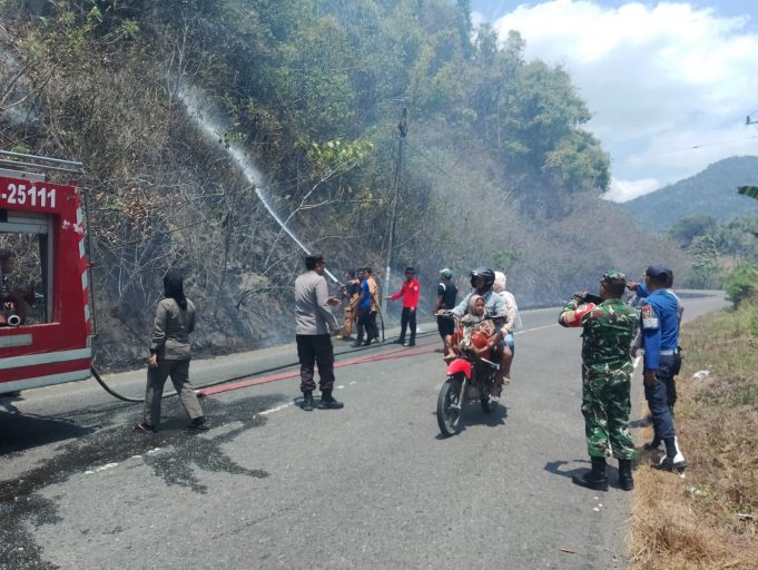 Gerak Cepat Polsek Lolayan Bersama TNI,Damkar dan Masyarakat Tanggulangi Kebakaran Lahan di Perkebunan Tumuyu