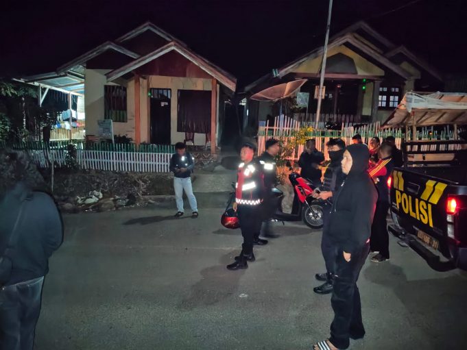 CEGAH TERJADINYA BENTROK ANTAR WARGA, TIM RESMOB BERSAMA TIM PRESISI LAKSANAKAN PENGAMANAN DI PERBATASAN DESA