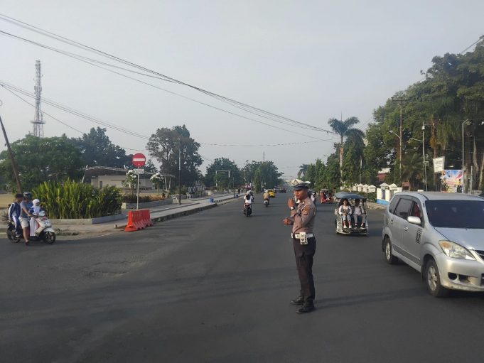 Gencarkan Strong Point Pagi, Sat Lantas Polres Kotamobagu Hadir Berikan Rasa Aman