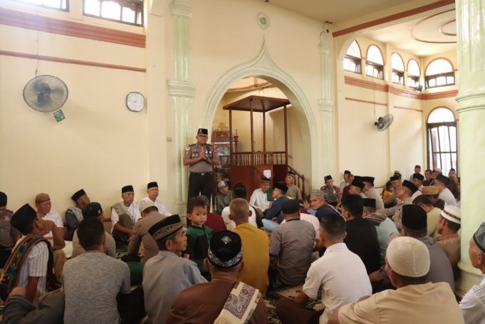 Jumat Keliling di Poyuyanan, Kapolres Kotamobagu Tegaskan: Polisi Akan Selalu Hadir, Masyarakat Tak Sendiri
