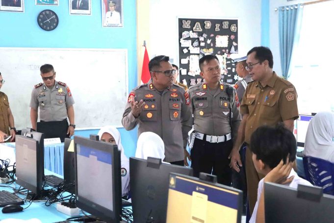 Tinjau Langsung Tes Kemampuan Akademik Siswa, Kapolres Kotamobagu Dorong Generasi Muda Berprestasi